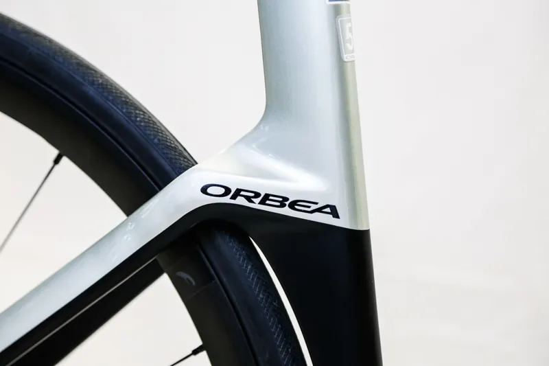 2022 Orbea Orca Aero M31eLTD PWR Men Carbon Road bike in Silvergreen-7